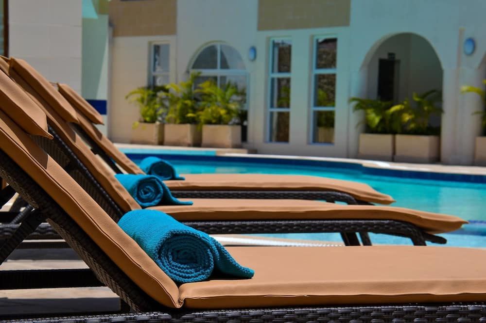 حوض السباحة