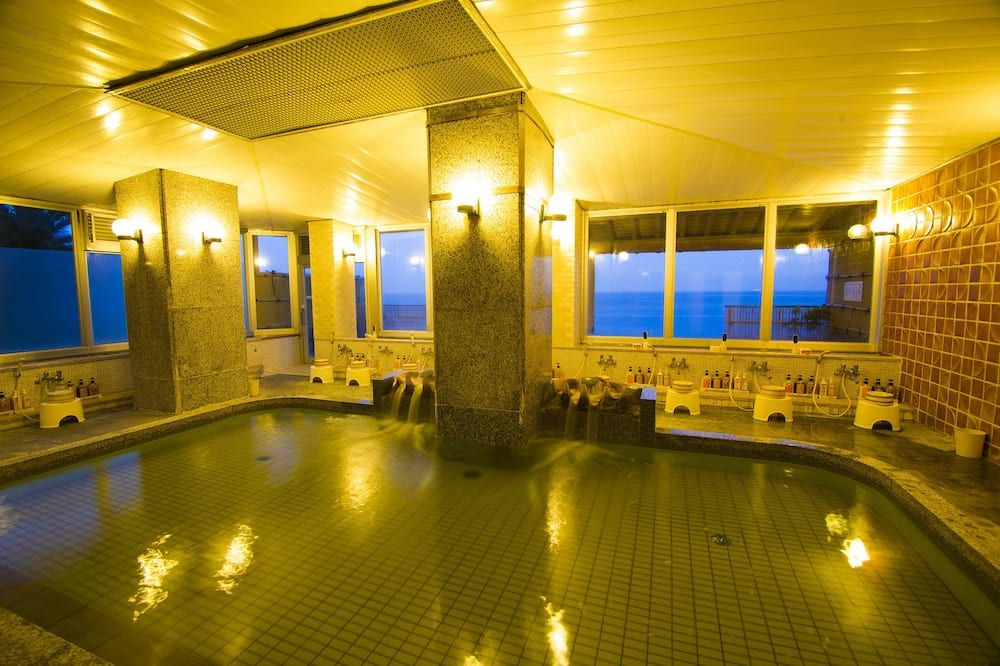 حوض السباحة