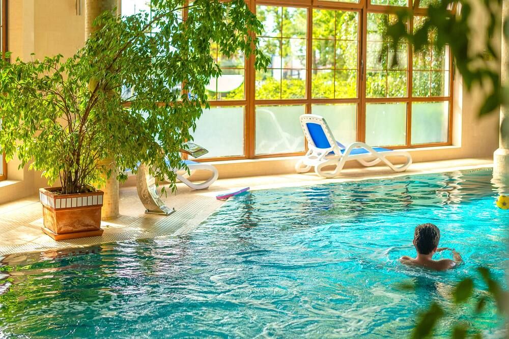 حوض السباحة