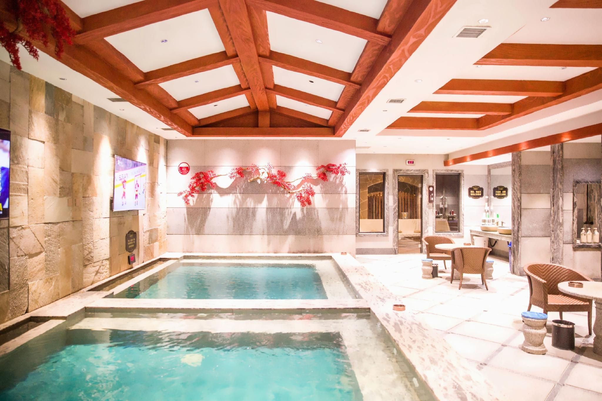 حوض السباحة