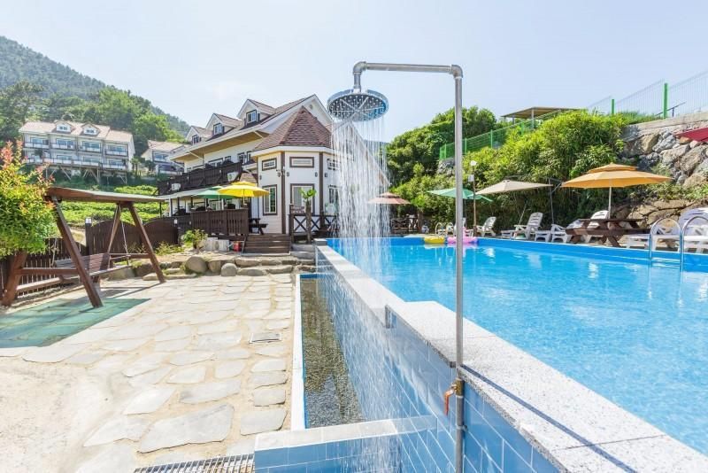 حوض السباحة