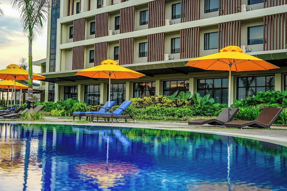 حوض السباحة