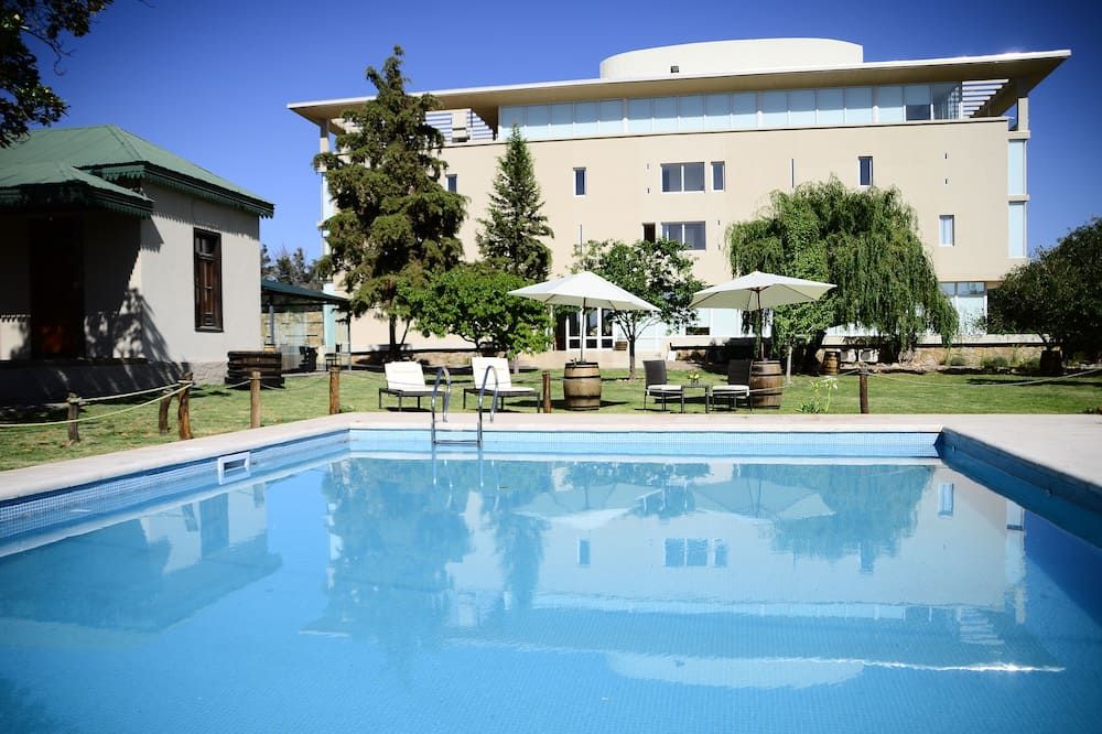 حوض السباحة