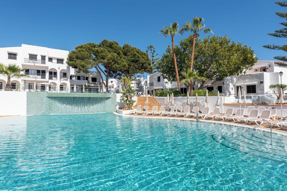 حوض السباحة