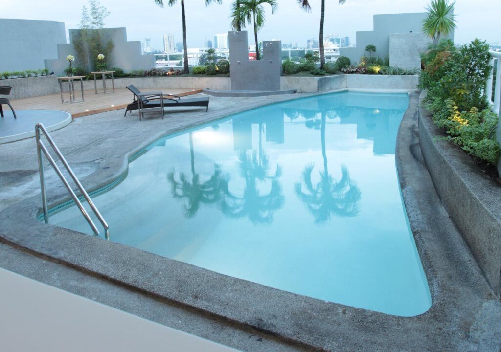 حوض السباحة