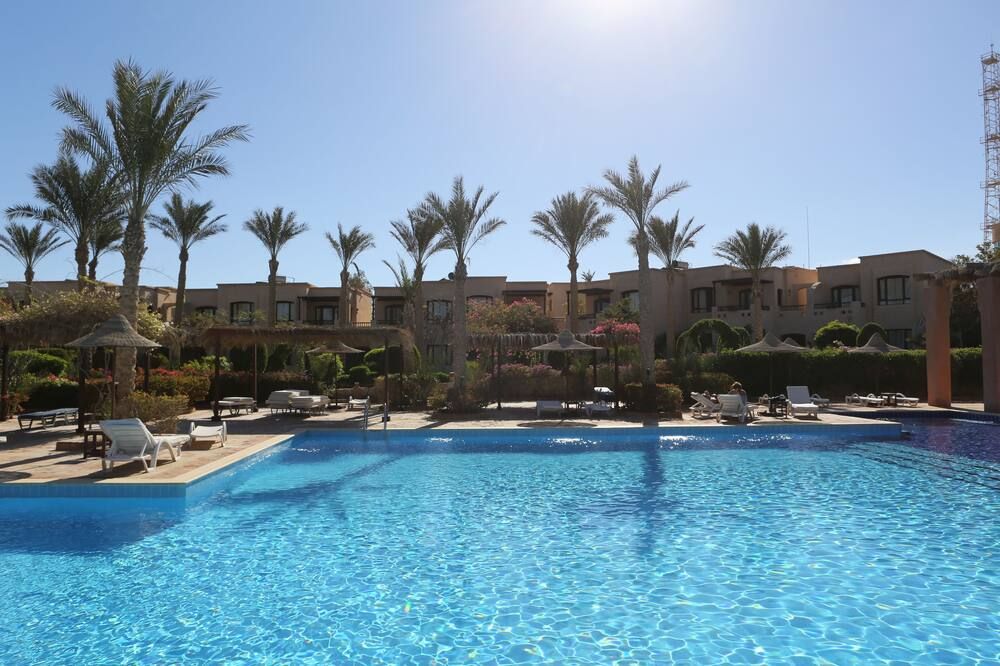 حوض السباحة