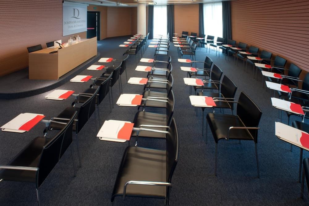 غرفة الاجتماعات