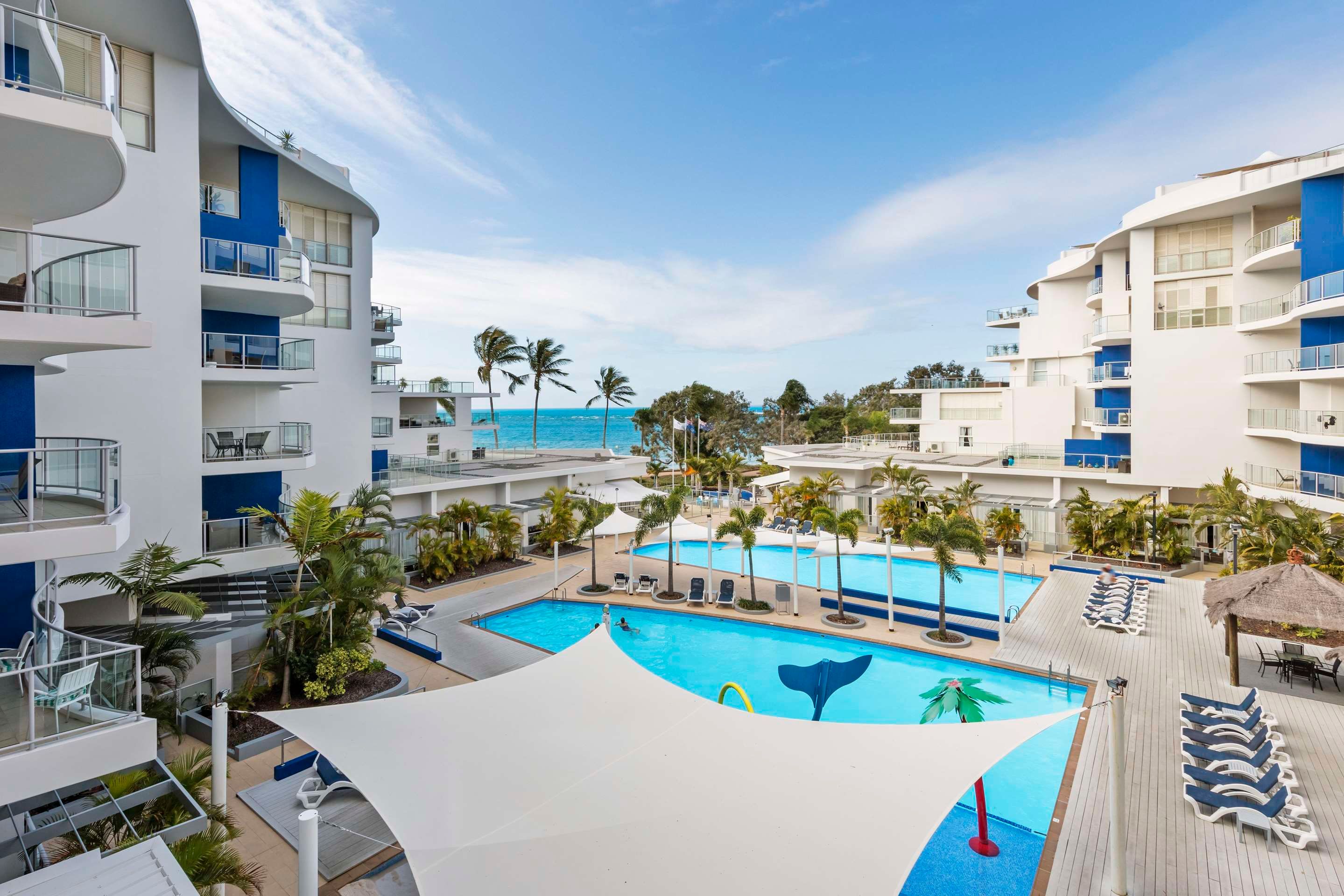 حوض السباحة