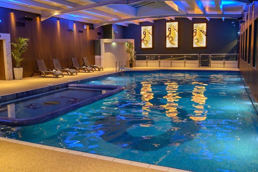 حوض السباحة