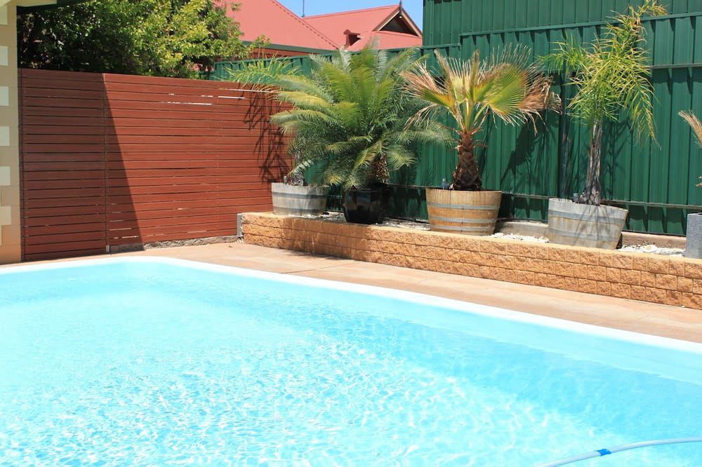 حوض السباحة