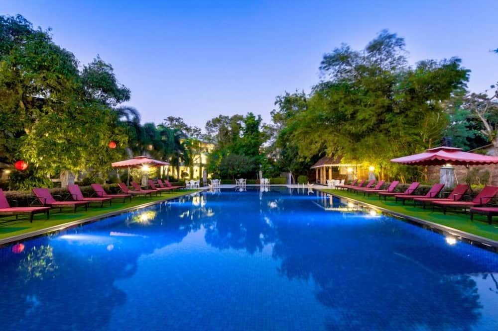 حوض السباحة