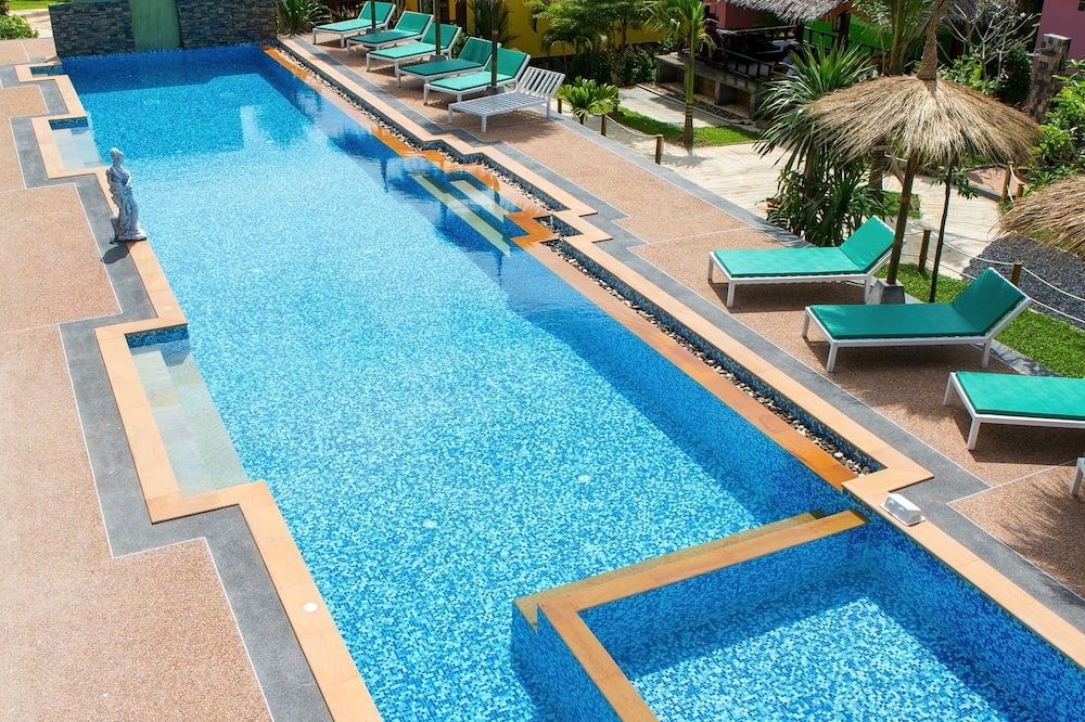 حوض السباحة