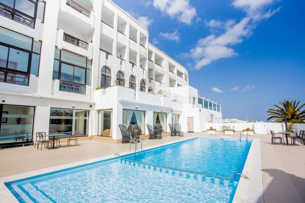 حوض السباحة