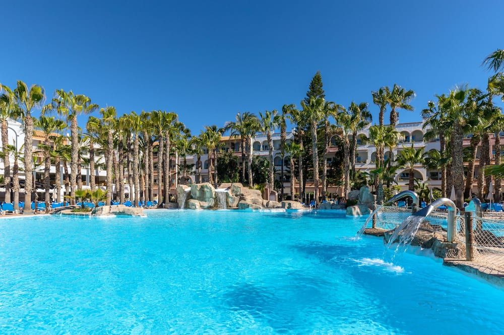 حوض السباحة