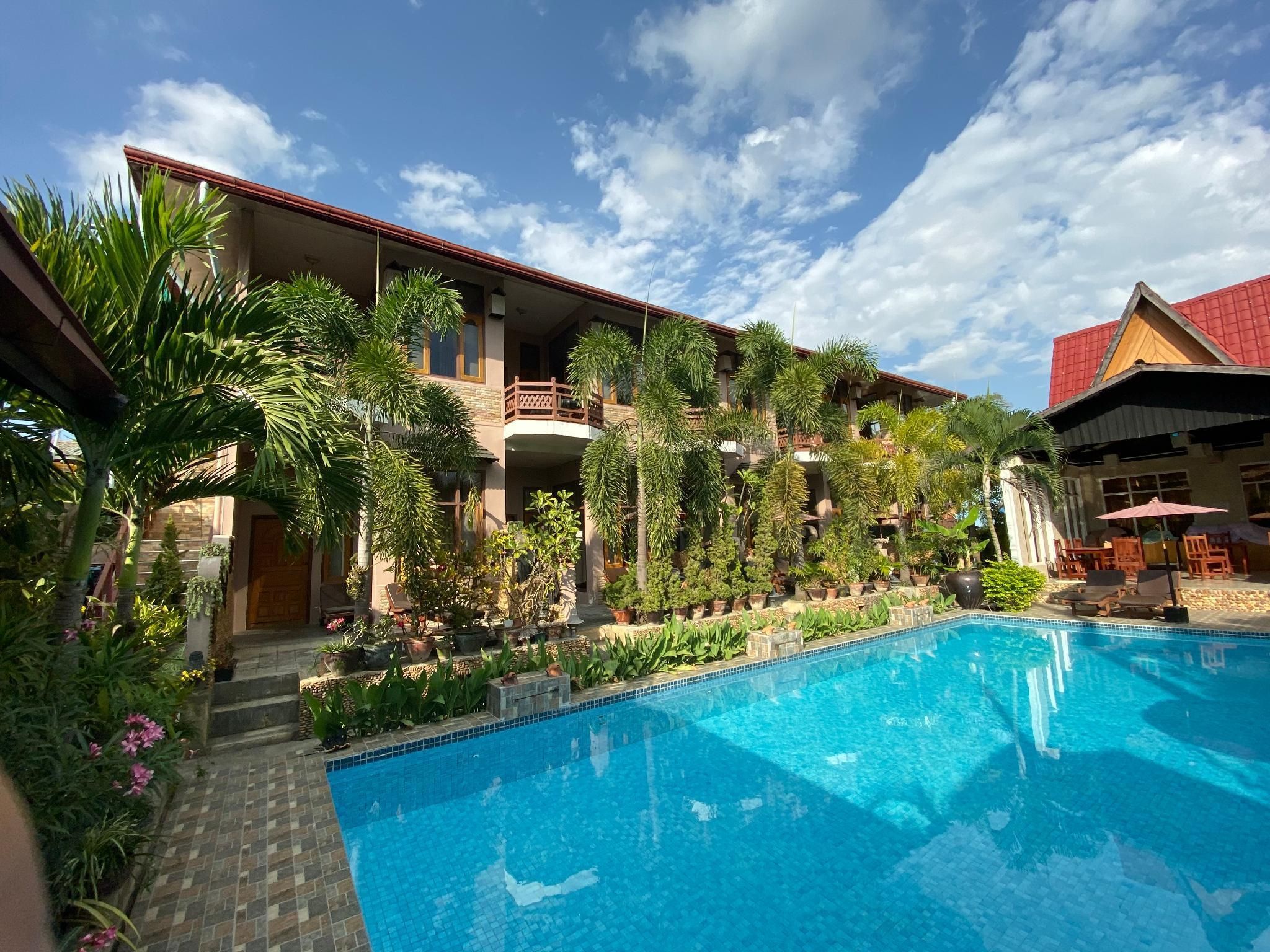 حوض السباحة