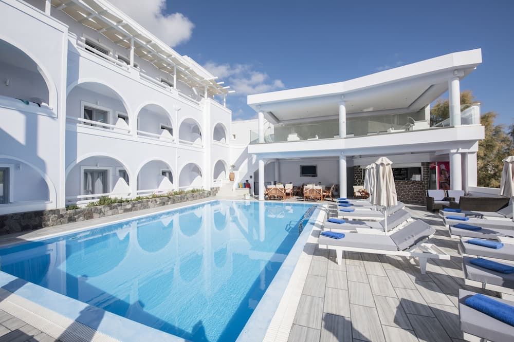 حوض السباحة