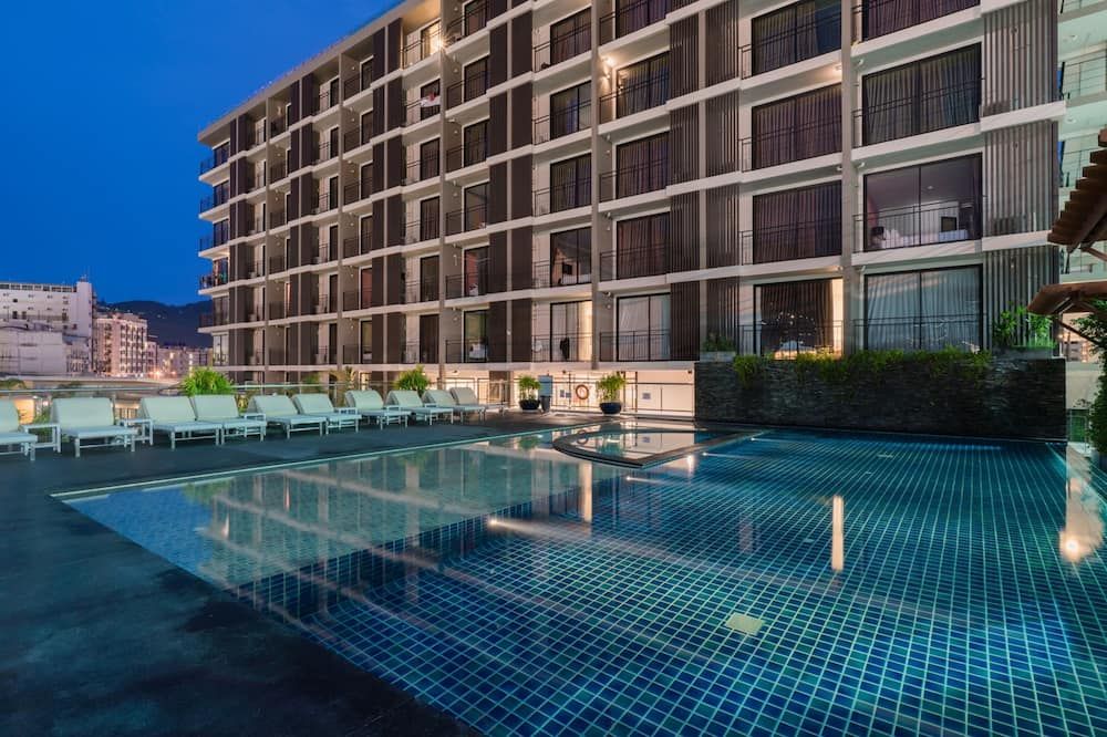 حوض السباحة