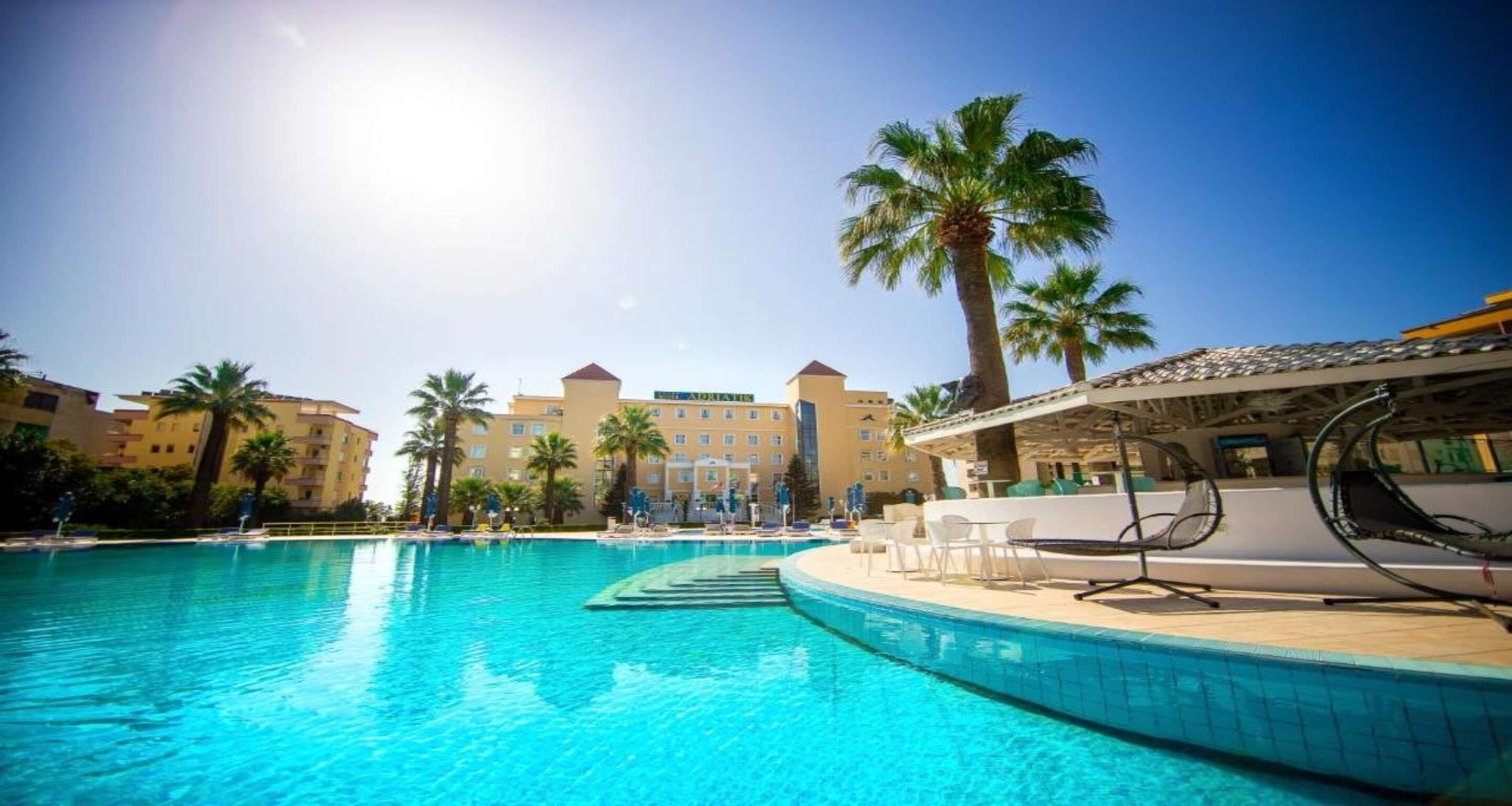 حوض السباحة