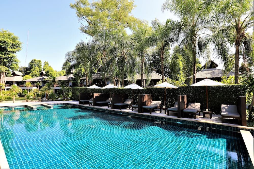 حوض السباحة