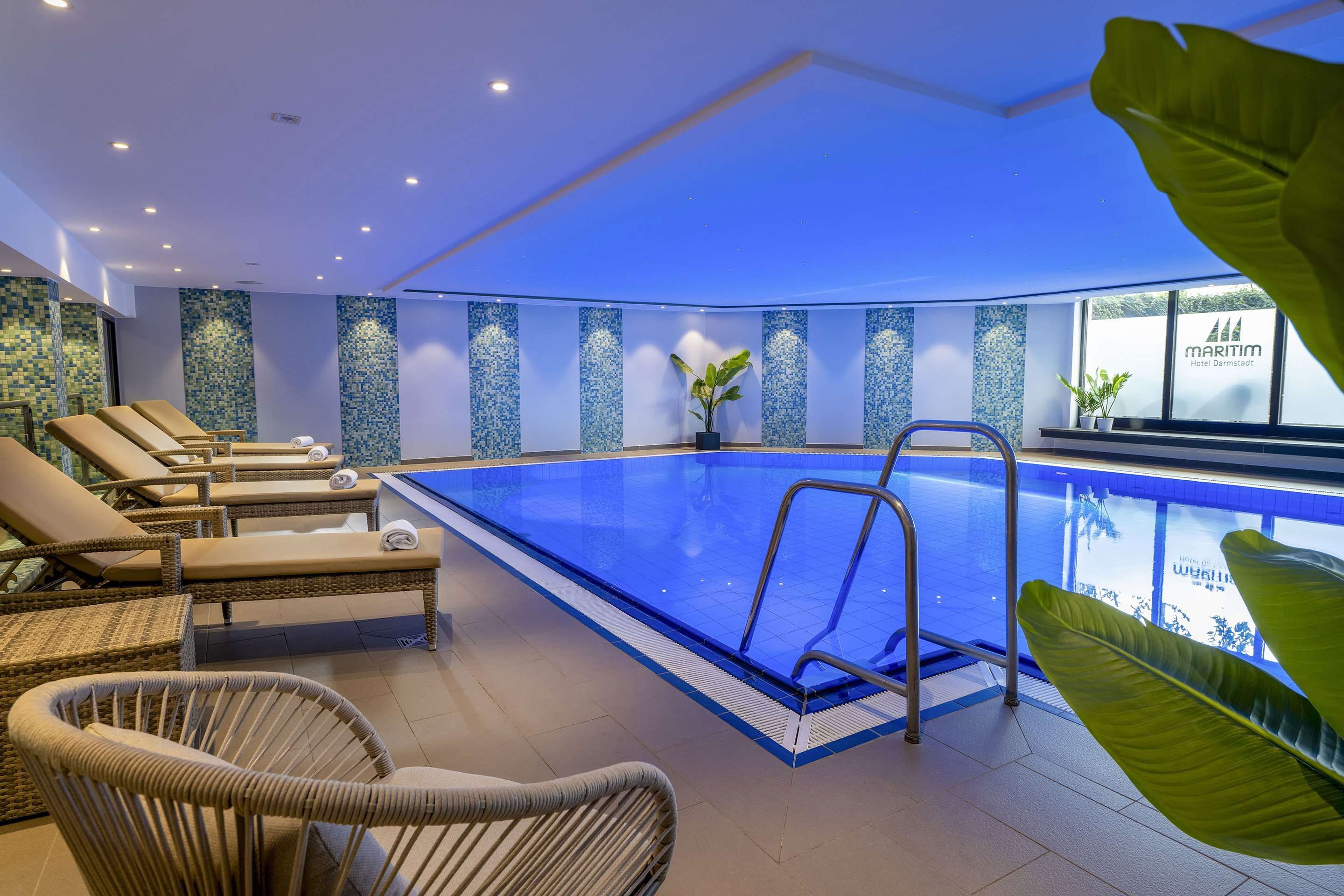 حوض السباحة