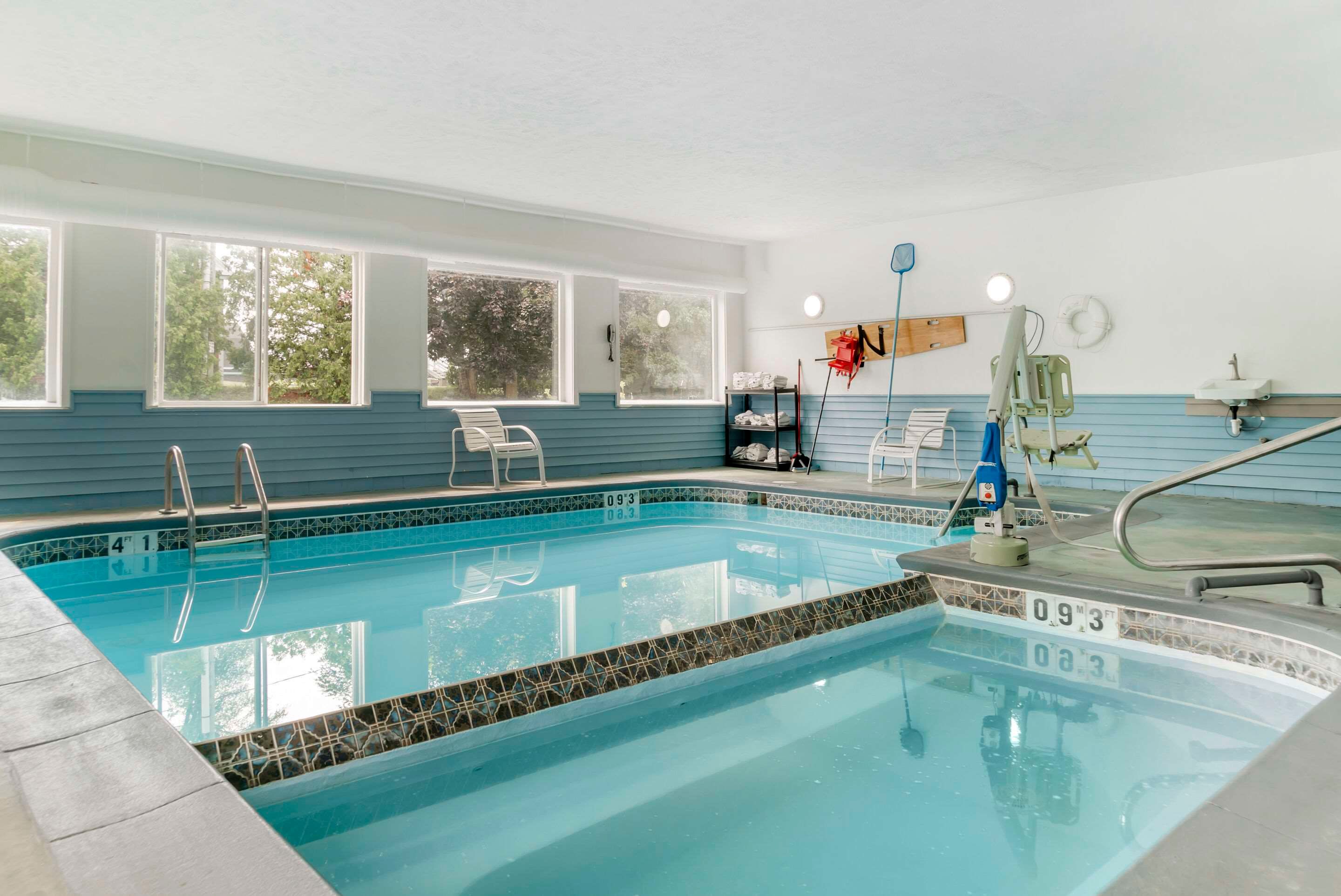 حوض السباحة