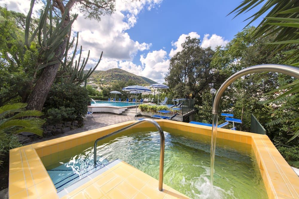 حوض السباحة