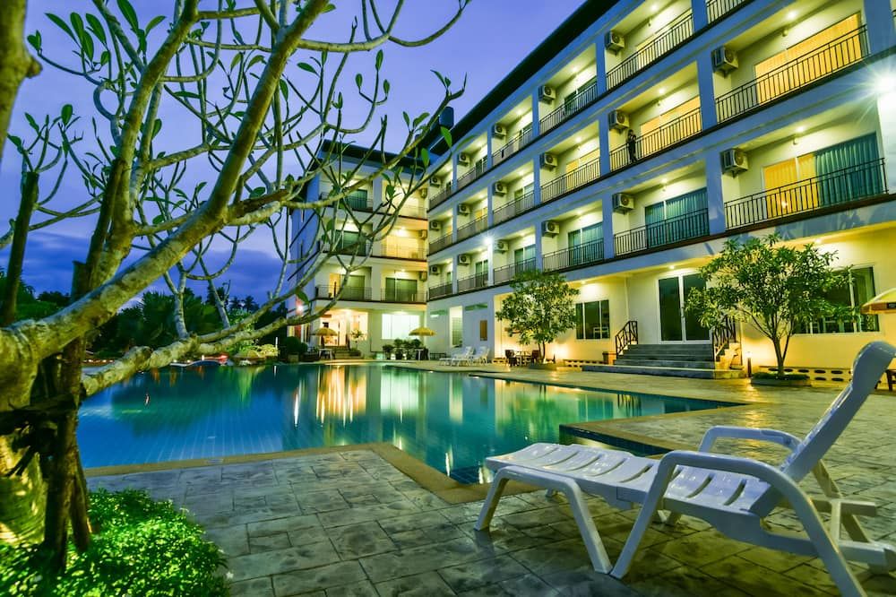 حوض السباحة