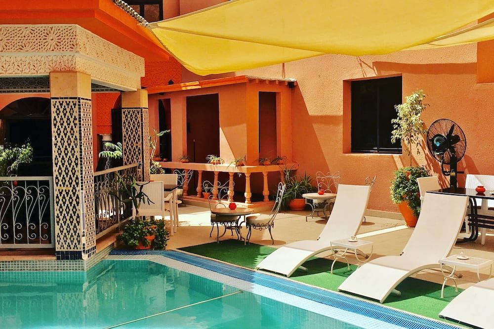 حوض السباحة