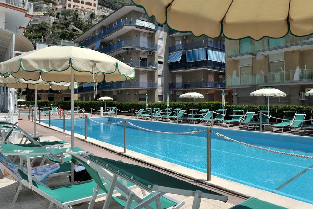 حوض السباحة