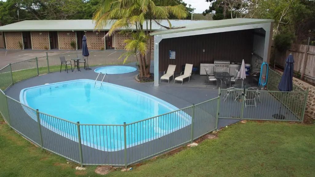 حوض السباحة