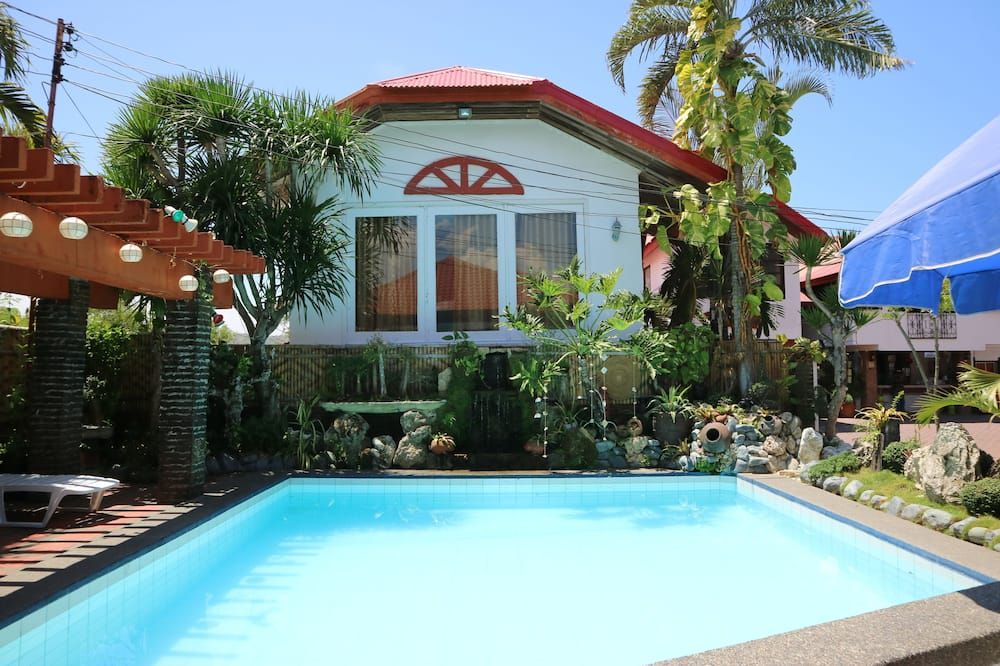 حوض السباحة