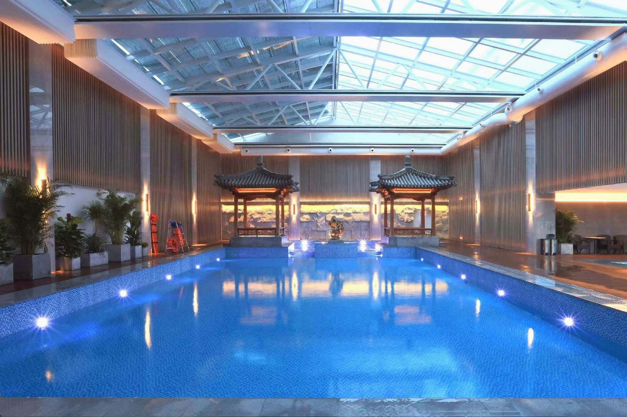 حوض السباحة