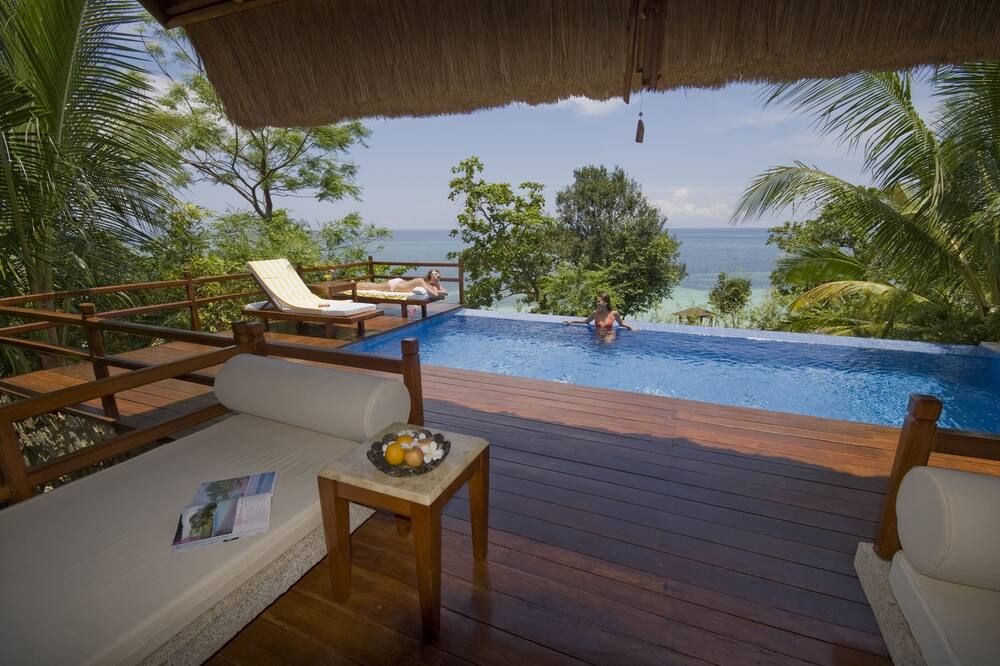 حوض السباحة