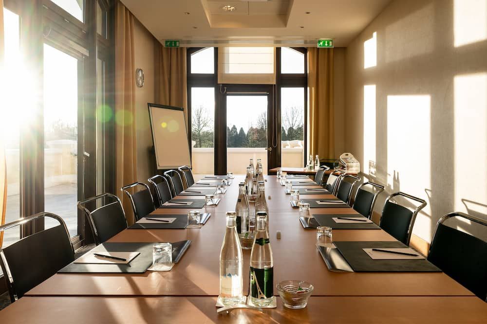 غرفة الاجتماعات