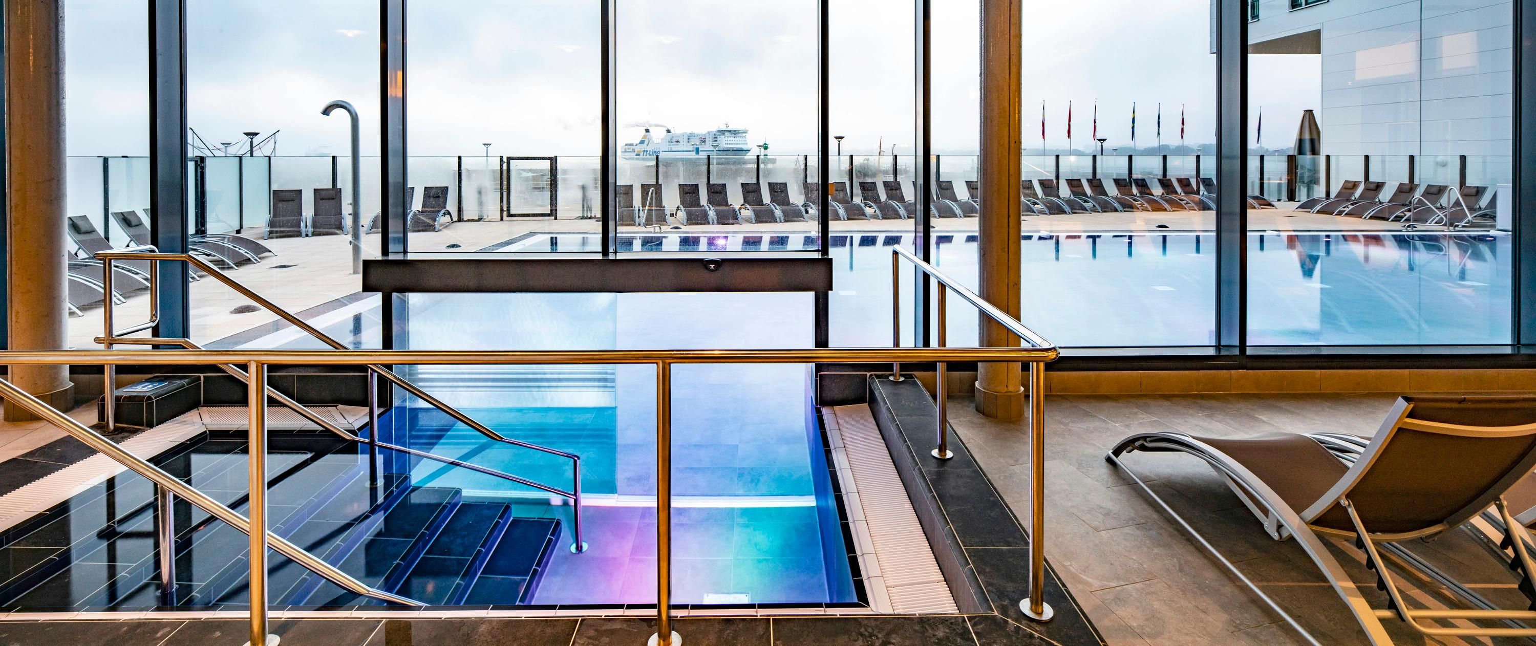 حوض السباحة