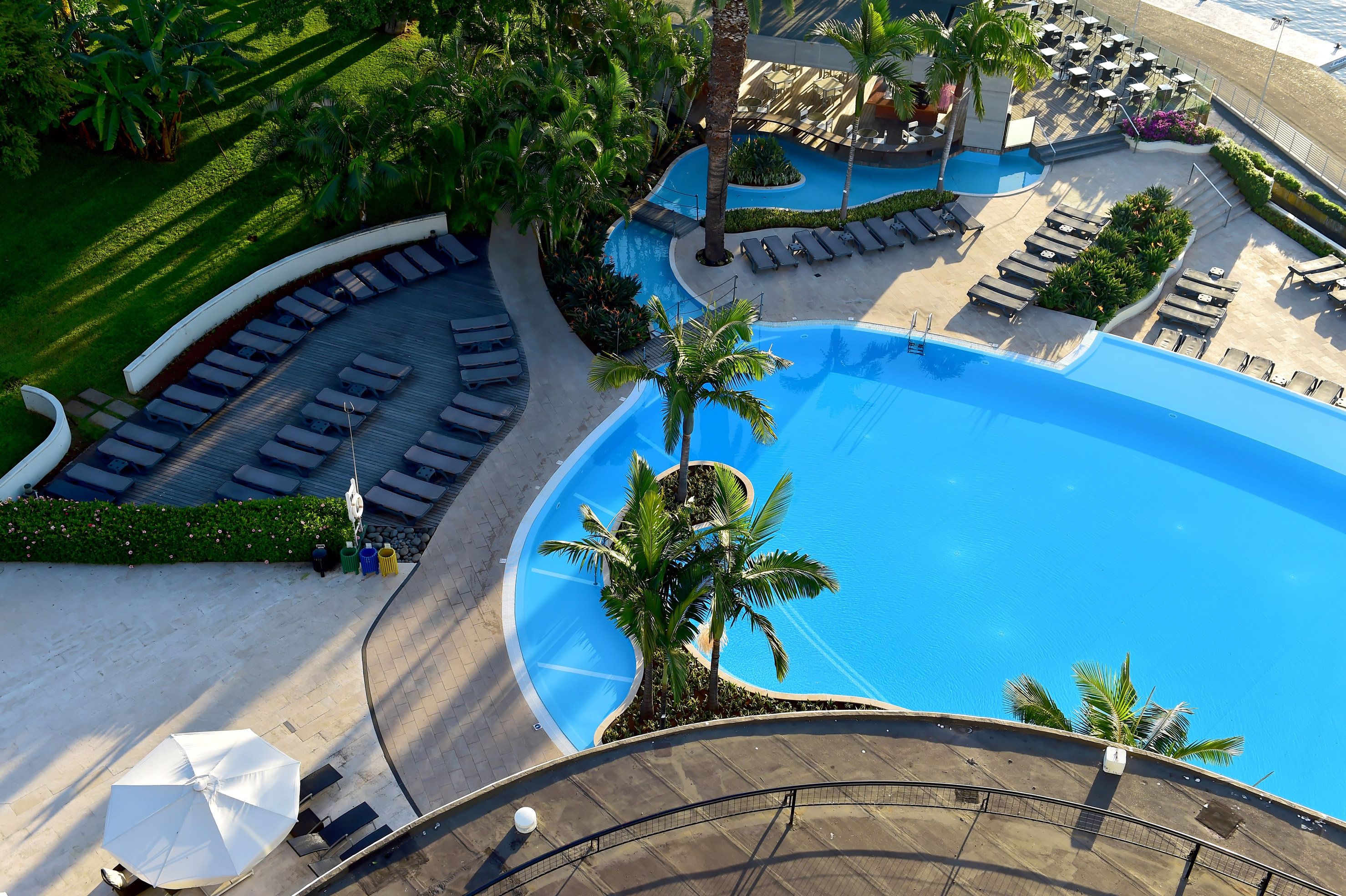 حوض السباحة