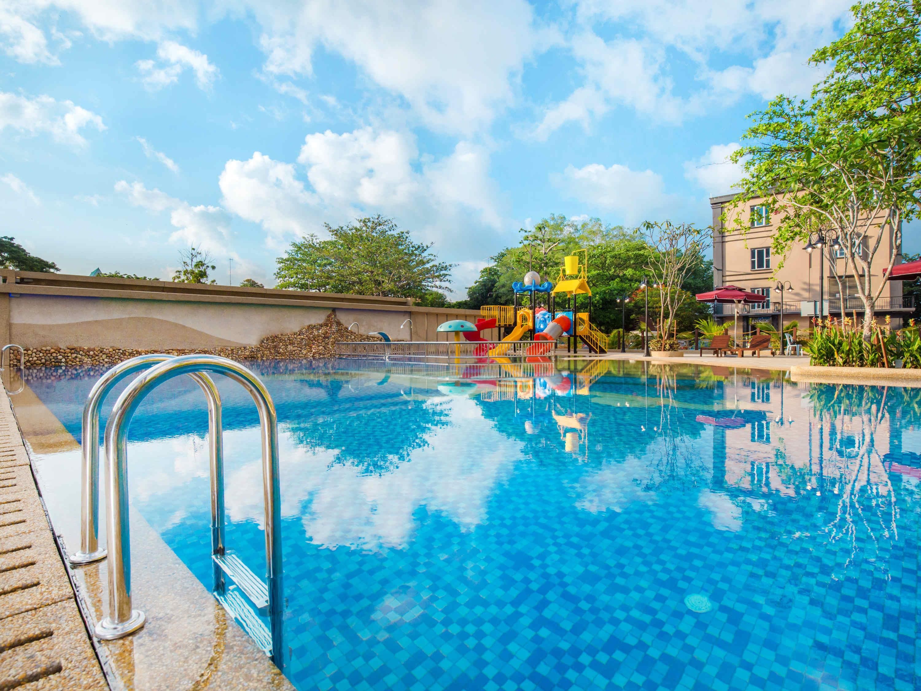 حوض السباحة