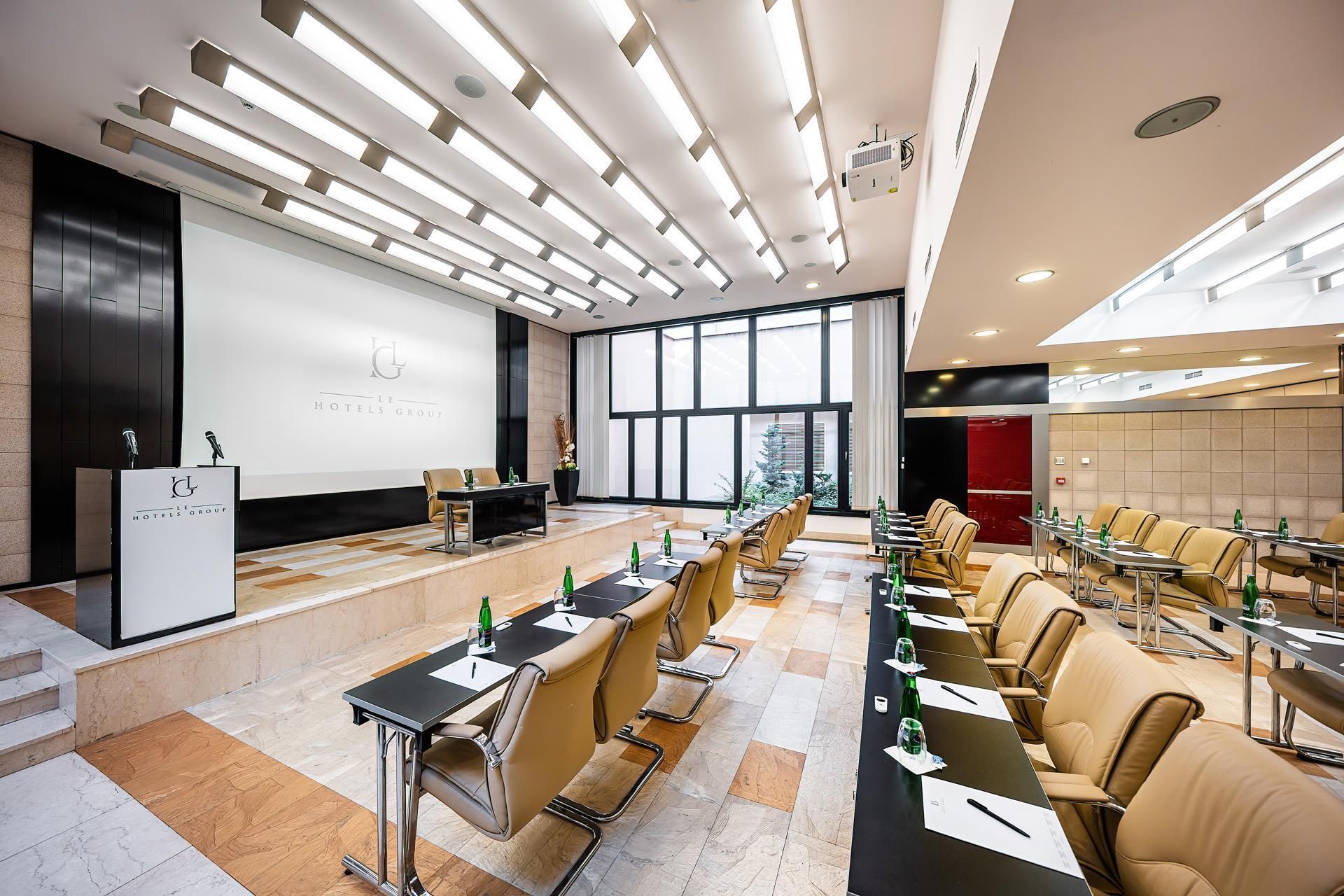 غرفة الاجتماعات