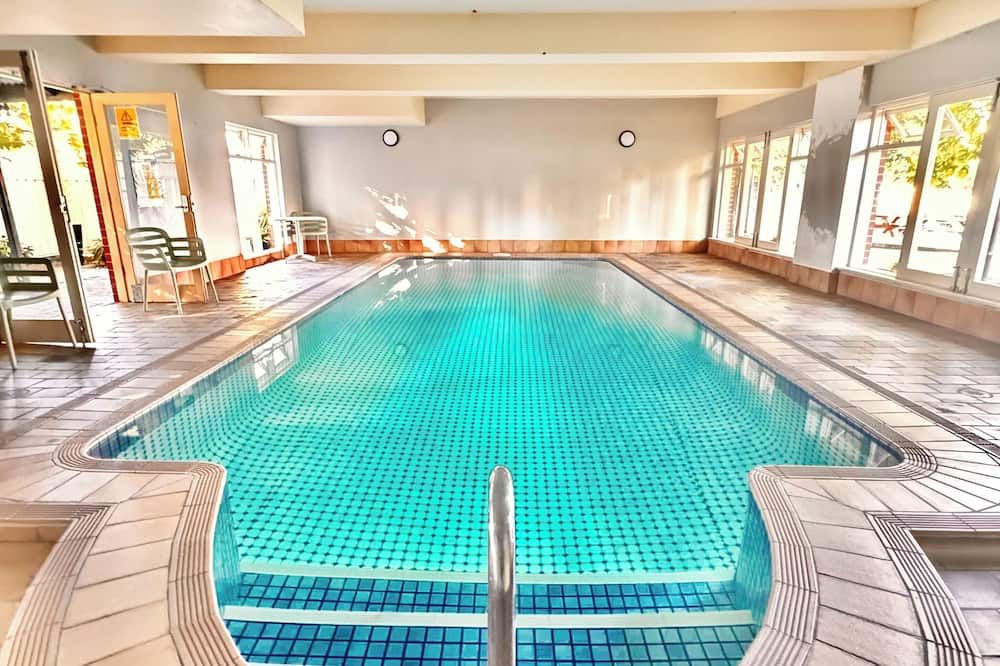 حوض السباحة