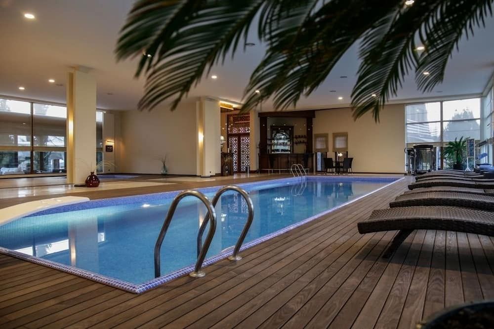 حوض السباحة