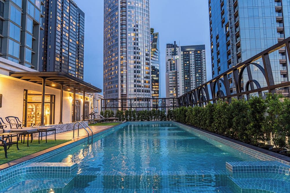 حوض السباحة