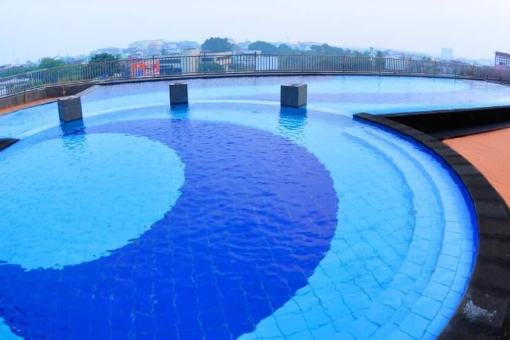 حوض السباحة