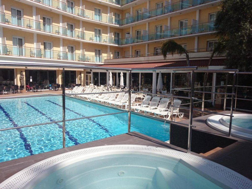 حوض السباحة