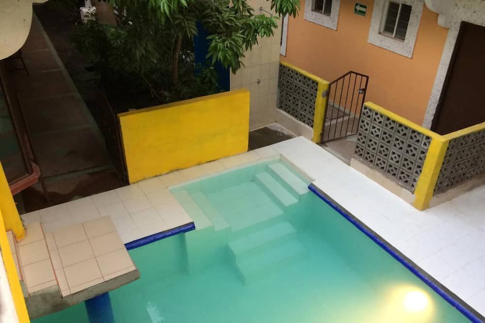 حوض السباحة