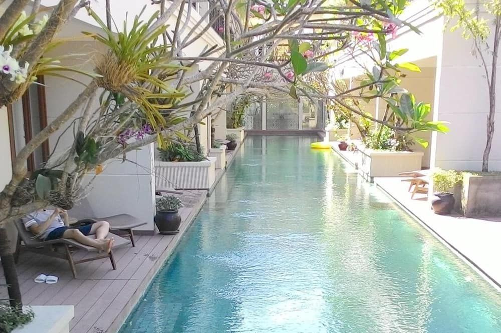 حوض السباحة