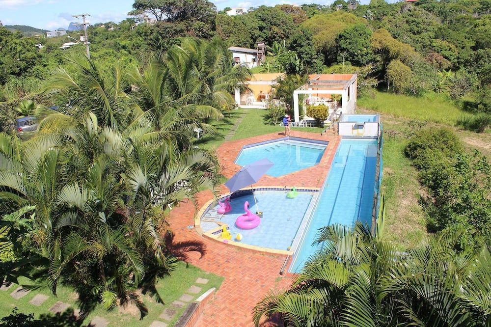 حوض السباحة