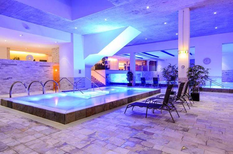 حوض السباحة