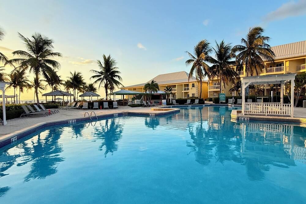 حوض السباحة