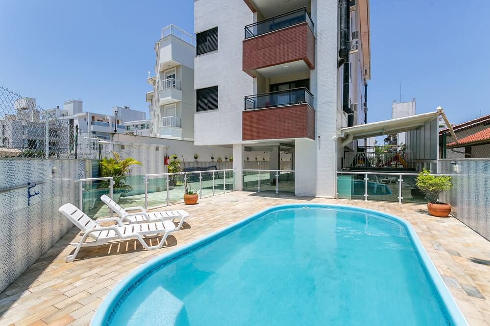 حوض السباحة