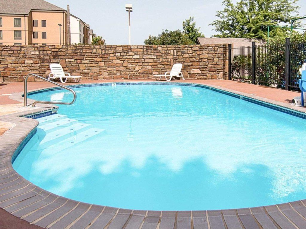 حوض السباحة